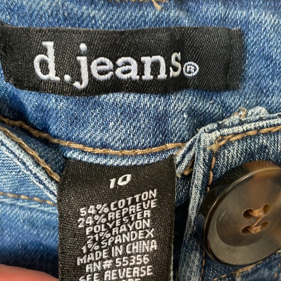 D. Jeans denim skirt with tortoiseshell buttons in size 10. - Picture 5 of 7